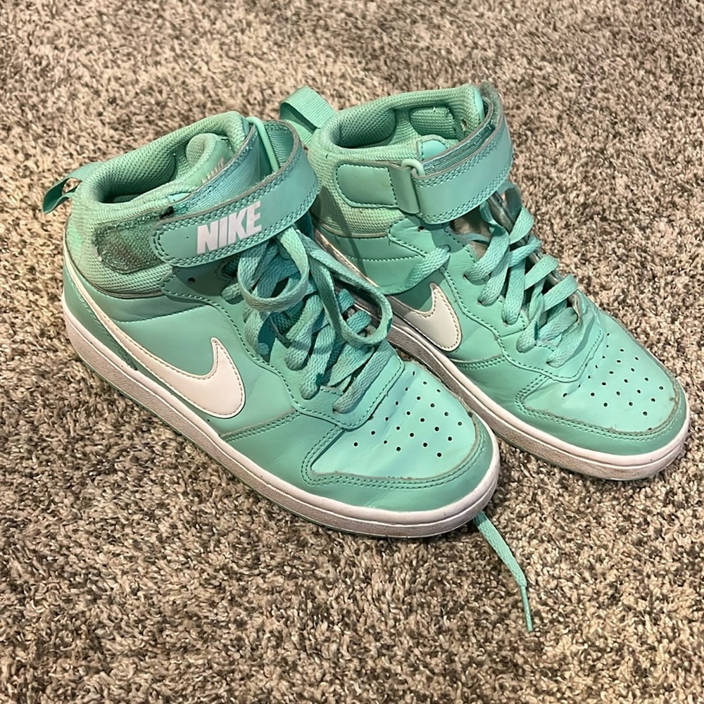Loved Nike Court Borough mid 2
